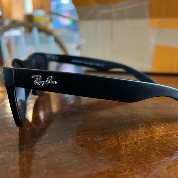 Ray-Ban Matte Black Sunglasses Classic Wayfarer Style - Picture 3 of 6